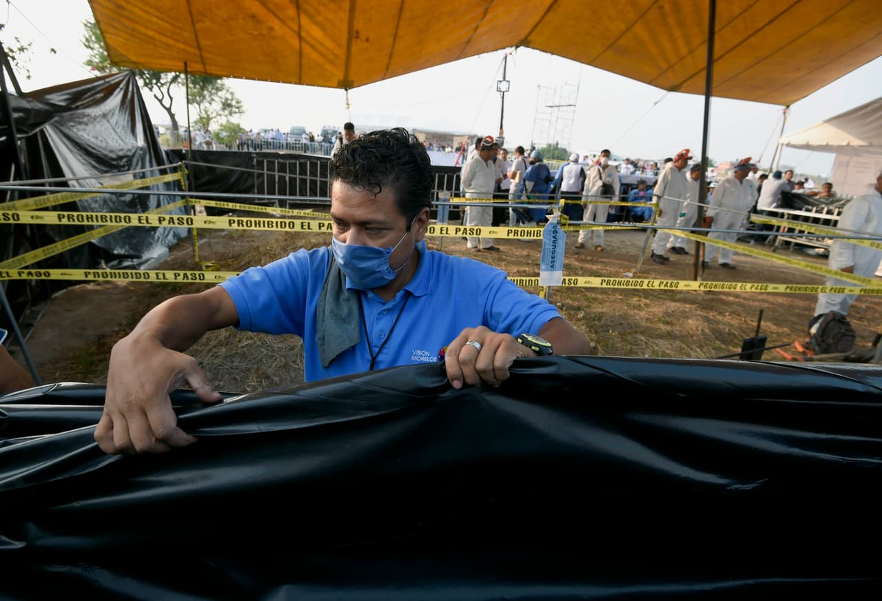Funcionarios mexicanos ordenaron enterrar 119 cadáveres en fosas clandestinas
