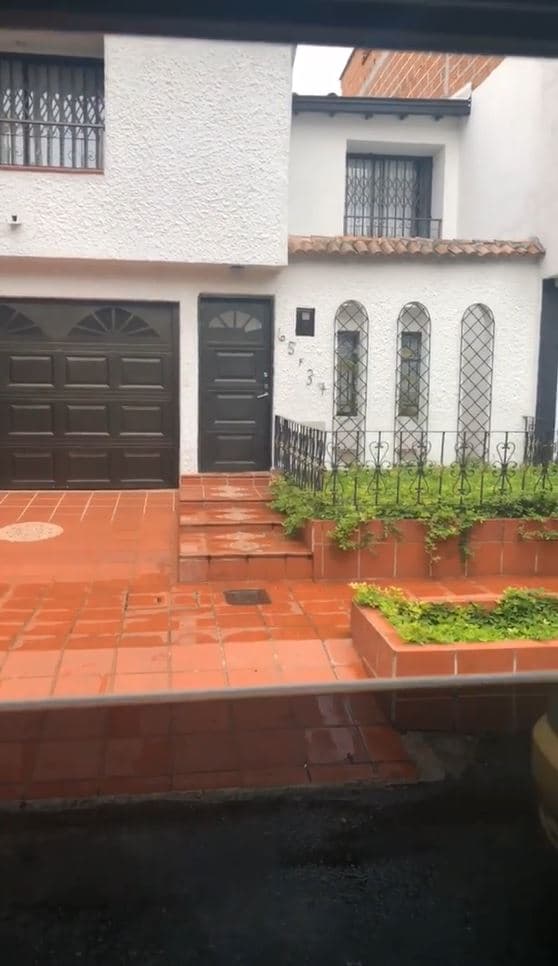 El cantante aprovechó su estancia a su país natal para visitar el barrio donde creció y hasta compartió con sus fans imágenes de la casa donde creció de pequeño.