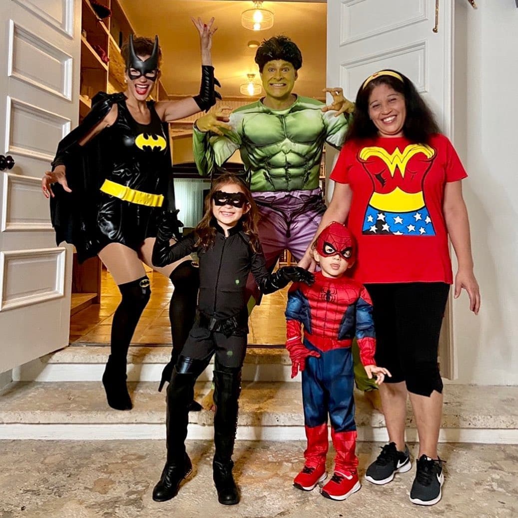 Anita, la simpática niñera de los hijos menores de Cristy y Alan, se unió a la celebración y a ella la vimos como la Mujer Maravilla.