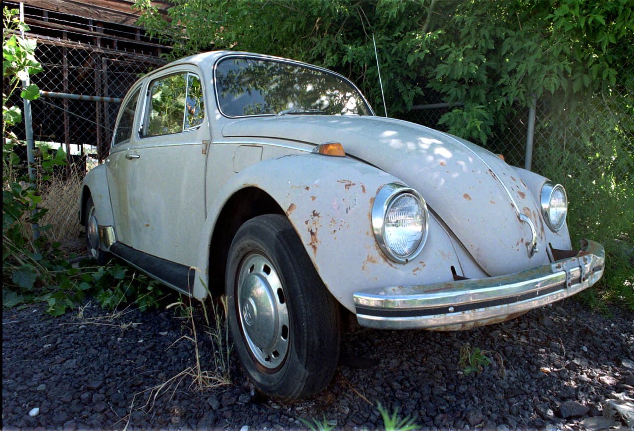 Varias mujeres desaparecieron en el año 1974 en los alrededores de la ciudad de Seattle y en julio de ese año Bundy se mudó a Midvale, Utah, a unas 700 millas al sureste, para continuar su rutina violenta. El auto donde Bundy cometió varios de sus crímenes, un Volkswagen escarabajo, fue vendido en una subasta por 925 dólares y permaneció hasta 1997 en un estacionamiento de Salt Lake City.