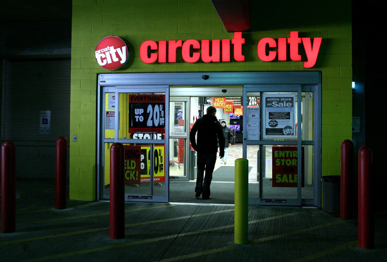 <b>Circuit City</b> anunció en el 2008, durante la crisis económica, que el segundo minorista de electrónica de consumo más grande del país, solicitó la protección por bancarrota del Capítulo 11, con el posterior cierre de sus tiendas. Actualmente funciona como una tienda mayormente en línea.