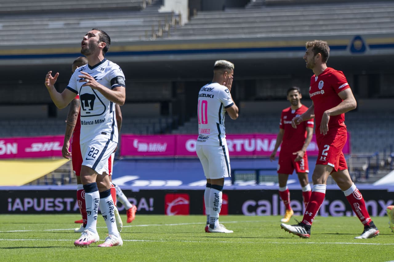 Pumas se encuentra en el área, pero dos veces se vio frustrado el gol.