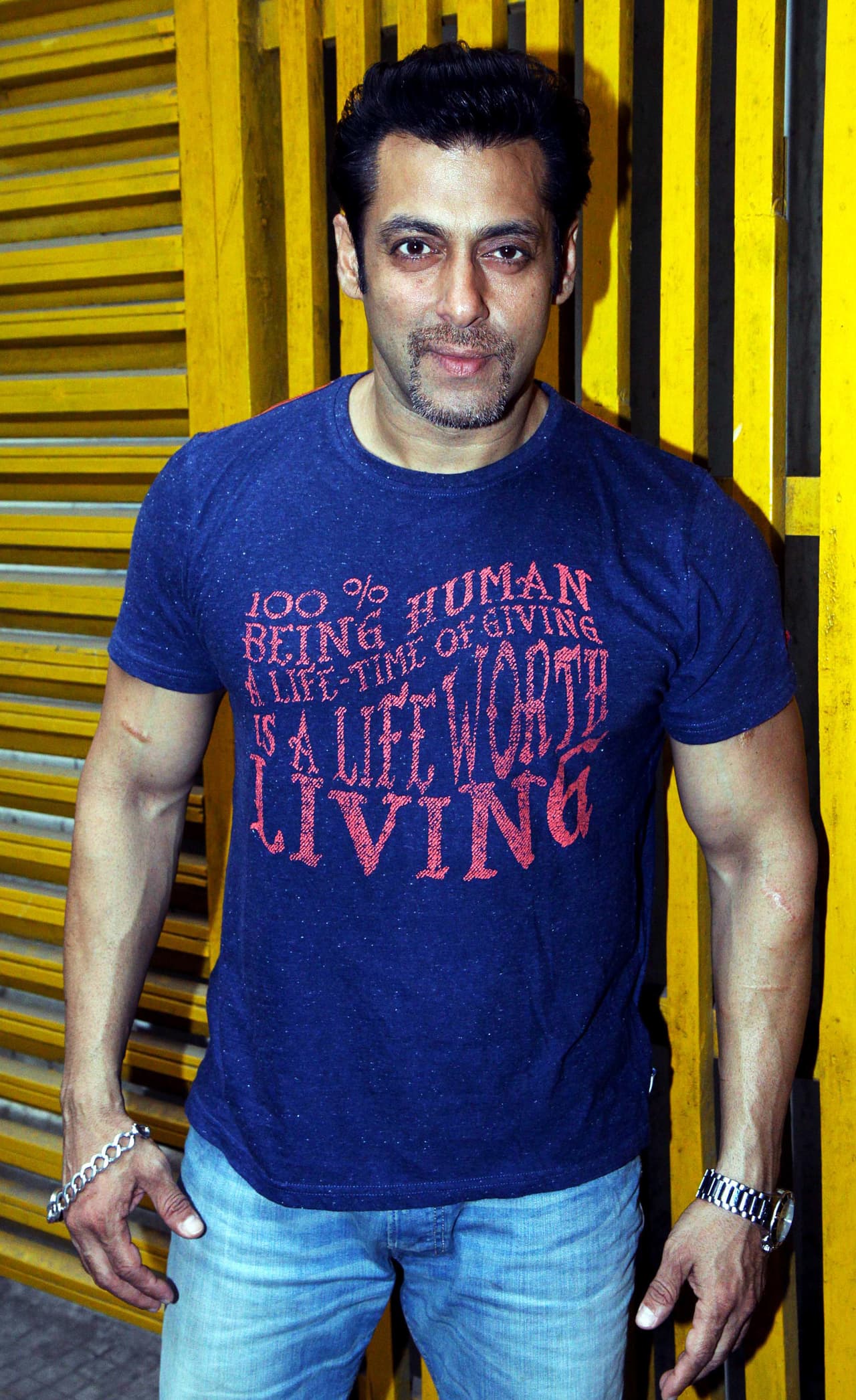 Además de su sueldo en cine, conduce la versión hindú de 'Big Brother' y tiene su propia colección de ropa.