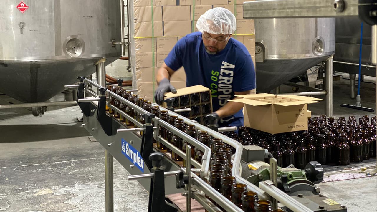 Los propietarios de Gulf Coast Distillers y Rhino Pro, una empresa embotelladora de licores en Houston, decidieron cambiar de giro y fábricar de gel desinfectante como parte de esta lucha contra el coronavirus.