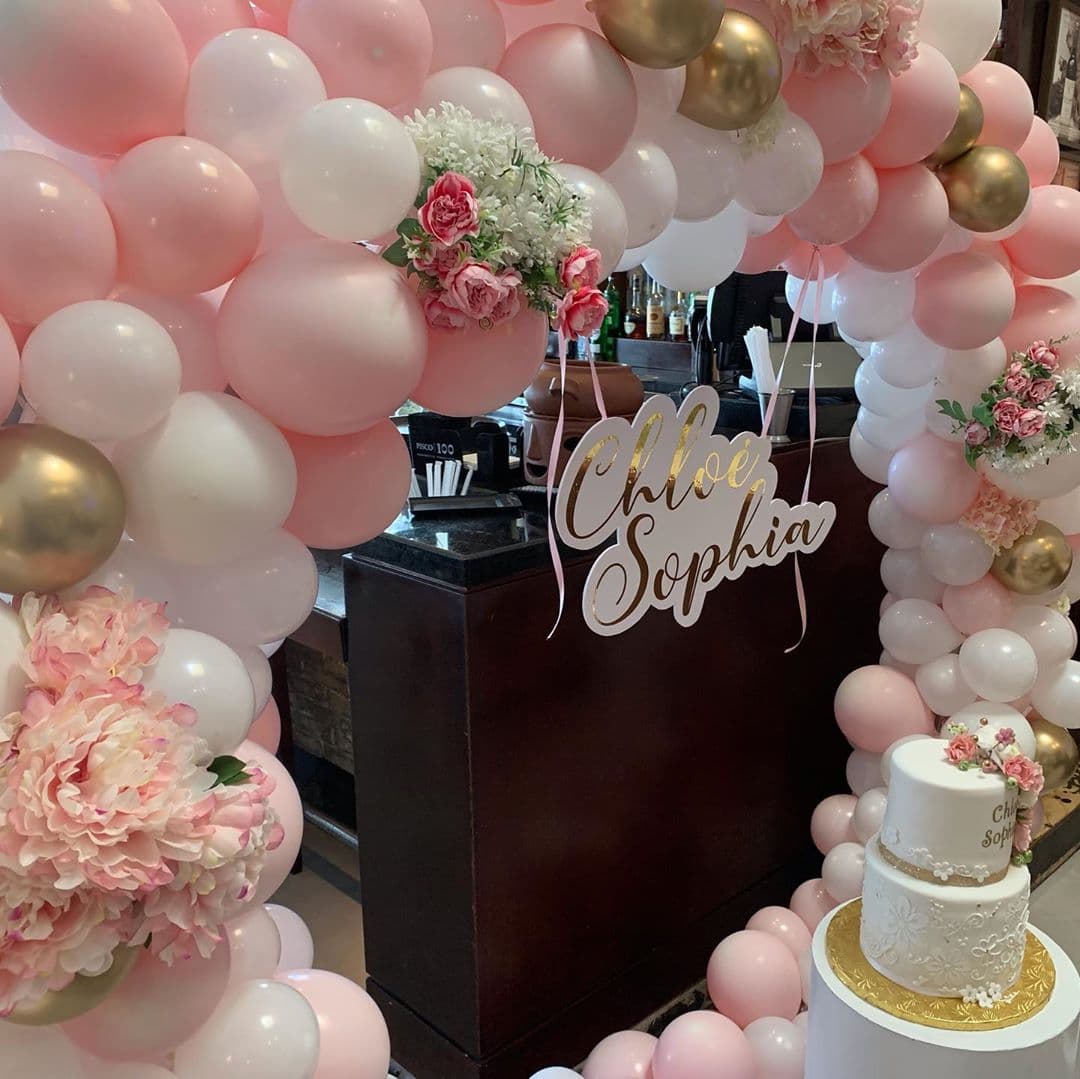 Globos, flores y el pastel se hicieron presentes en el evento de la hija de Carolina.