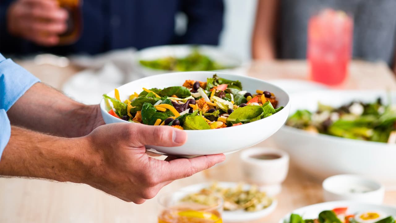 Salata con presencia en 75 lugares del país, ofrece ensaladas para todos los gustos. Entre los comentarios que reciben en Yelp son de clientes que "no imaginan la vida antes de comer en Salata".