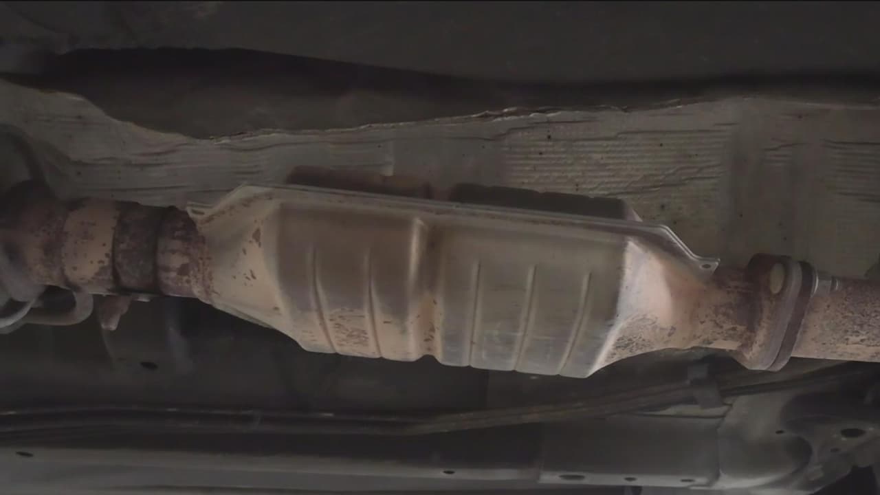 De acuerdo con el Departamento de Policía de Dallas, en lo que va del 2022, han sido robados 1,441 catalizadores, un aumento de 309 casos con respecto al mismo periodo del año anterior. Al respecto, autoridades recomiendan estacionar el auto en lugares concurridos. Asimismo, en caso de ver que tu vehículo está siendo saqueado, no te enfrentes al ladrón, ya que este podría estar armado.