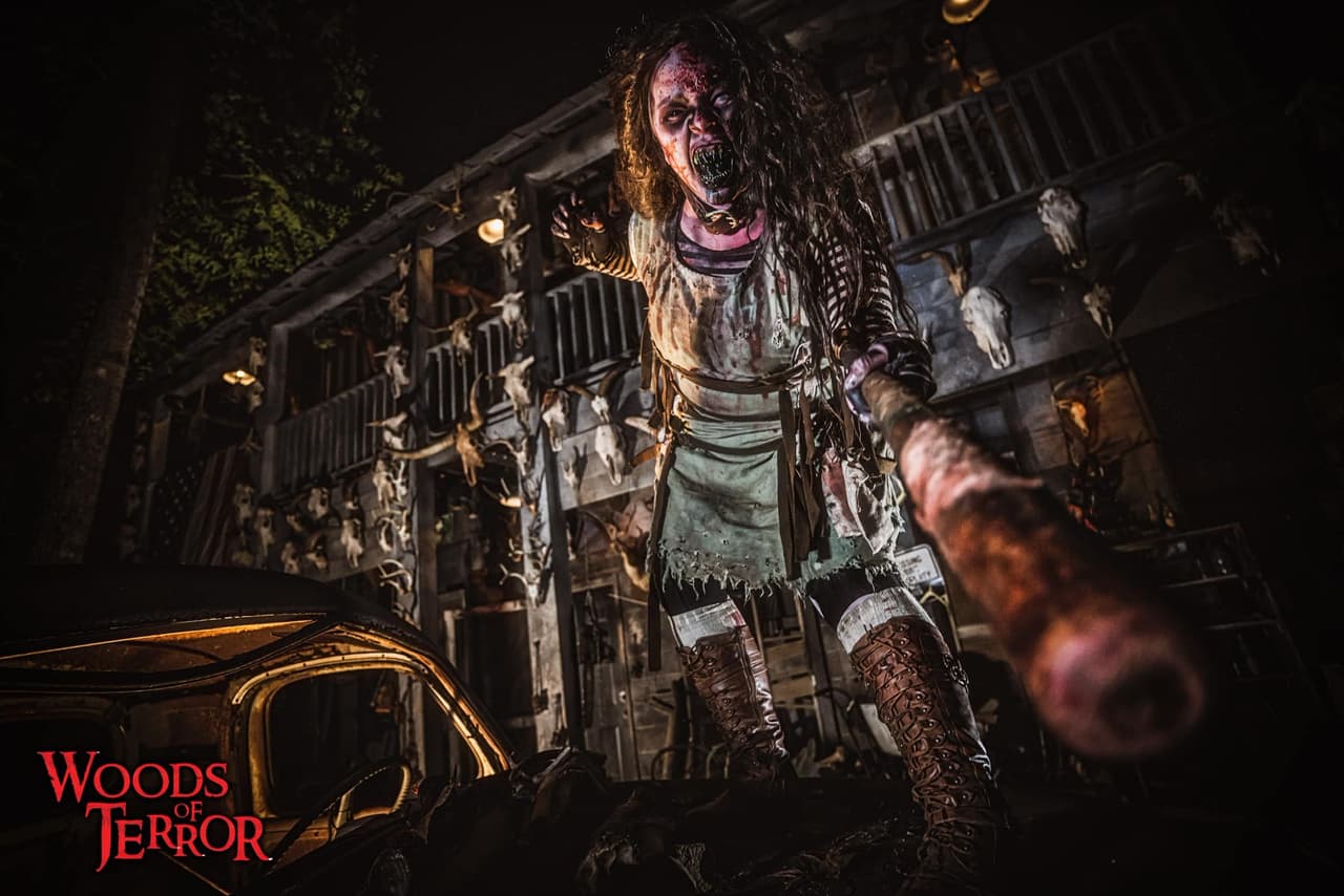 <b>Woods of Terror (Greensboro)</b>
<br>
<b>Sitio web</b>: 
<a href="https://woodsofterror.com/">https://woodsofterror.com/</a> 
<br>
<b><a href="https://maps.app.goo.gl/F81KFfEYNcUa6Nrn6">Cómo llegar</a> </b>
<br>
<br>El legendario bosque del terror cuenta con más de 16 aterradoras atracciones encantadas, además de un Monster Midway lleno de juegos, comida y diversión espeluznante.