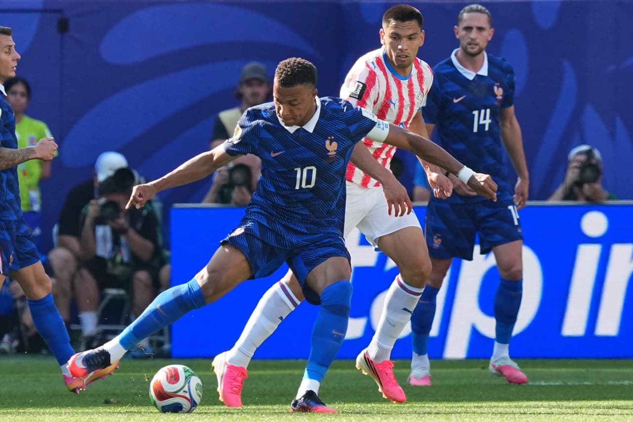 Mbappé controlando el balón.