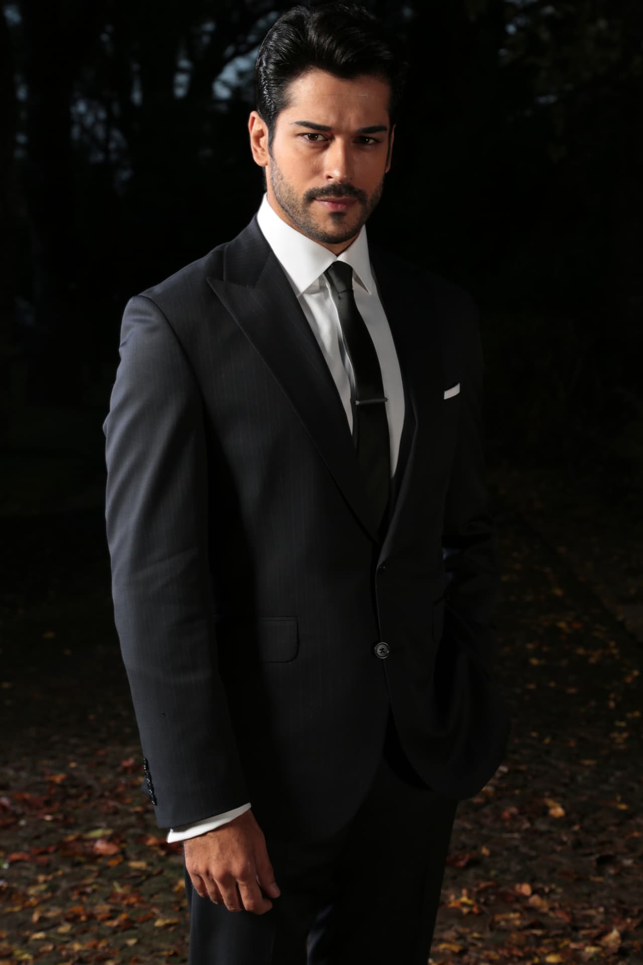 El actor nacido en Estambul, 
<b>Burak Özçivit</b>, dará vida al protagonista masculino 
<b>Kemal Soydere</b>.