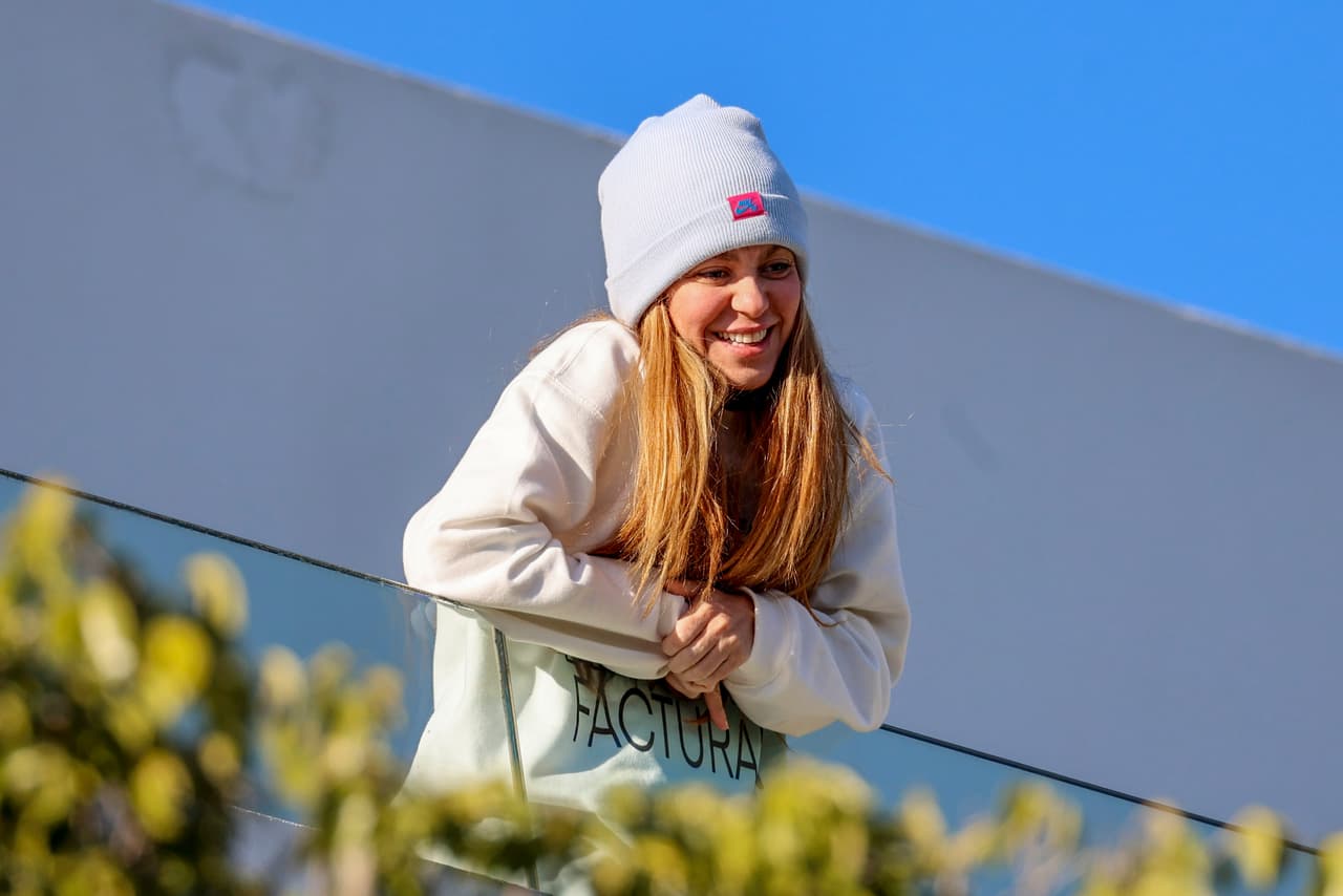 De acuerdo con Europa Press, algunas seguidoras le hicieron llegar a Shakira, a través de su hermano Tonino, un libro feminista. 
<br>