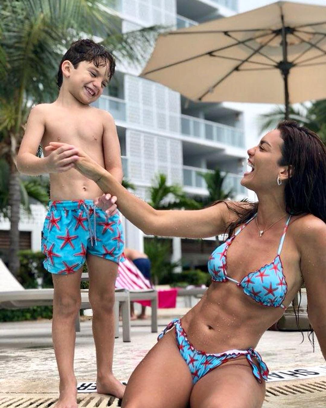 En el verano de 2018, 
<b>Zuleyka Rivera y su hijo Sebastián</b> decidieron disfrutar de los días soleados con el mismo traje de baño.