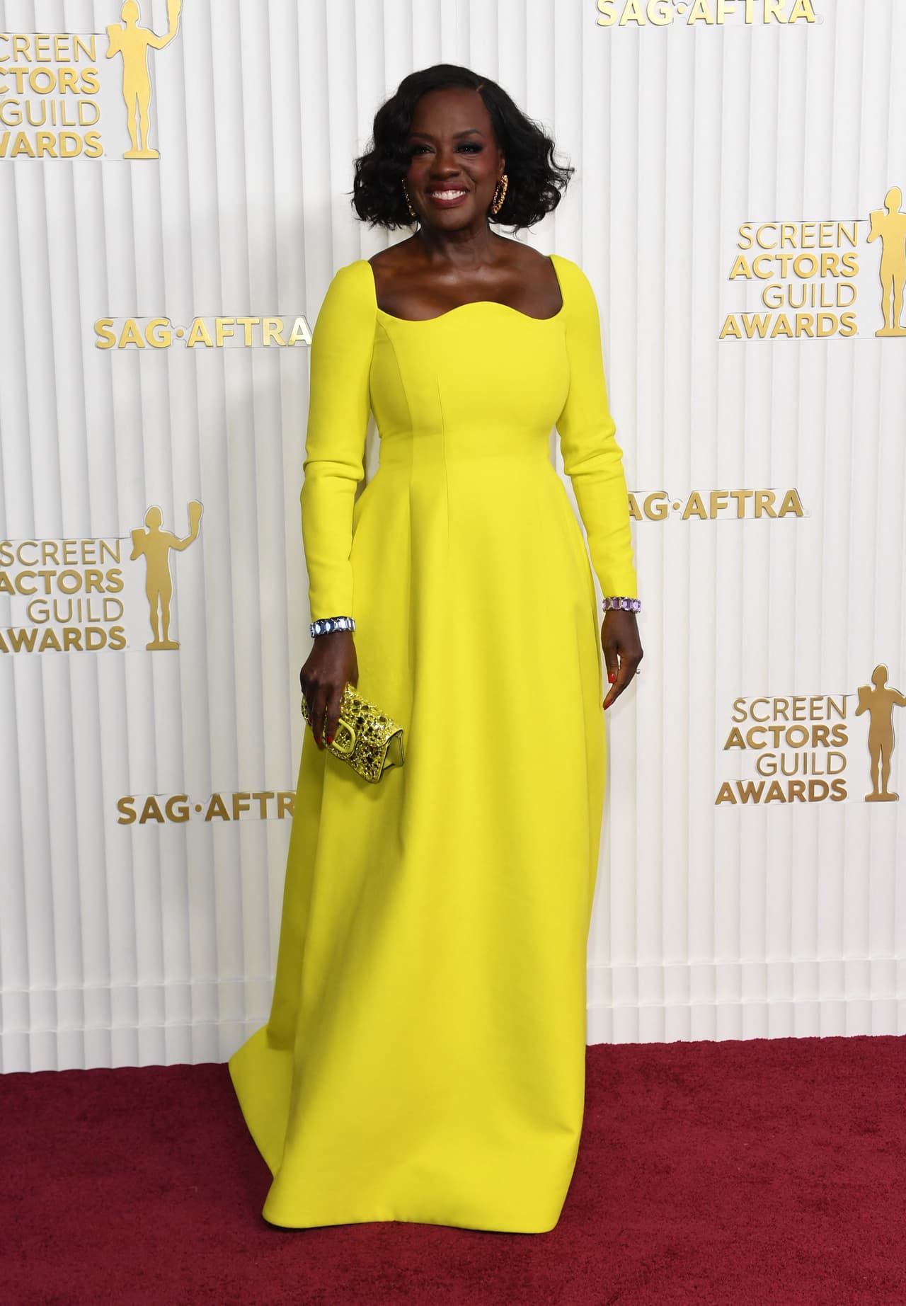 <b>Viola Davis </b>
<br>
<br>Otra famosa que apostó por un look amarillo fue la actriz de 'The Woman King'. En su caso, se trató de un Valetino.
