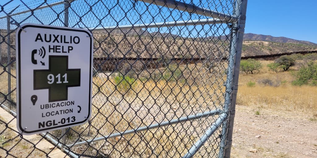 Con estos letreros desplegados en áreas de la frontera donde se presume que hay mayor tráfico de indocumentados las autoridades migratoris afirman que pueden salvar vidas.