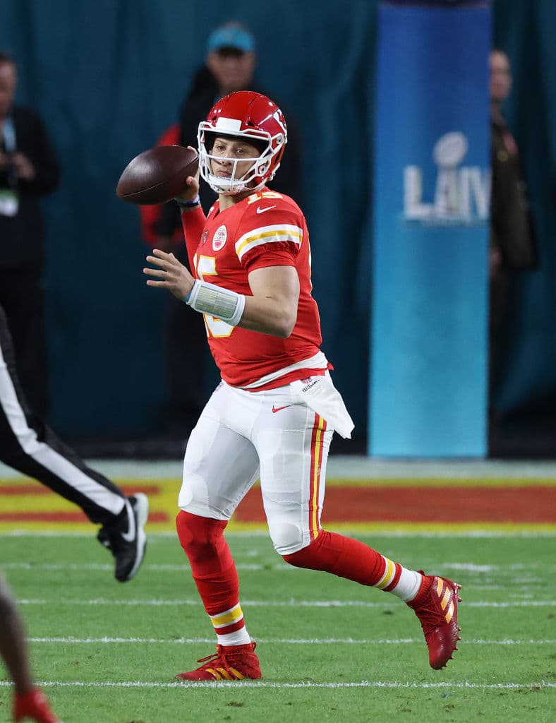 <b>Patrick Mahomes</b>, quarterback de los Kansas City Chiefs de la NFL, acaba de romper todos los récords de contratos millonarios en la historia de la humanidad.