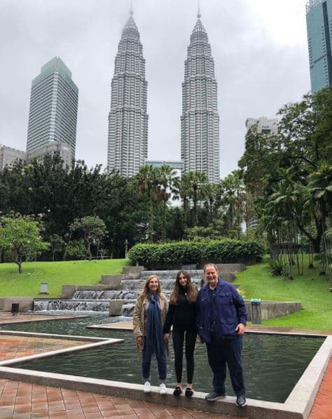 Después de un largo vuelo desde Miami, Florida, Raúl, su esposa y su hija llegaron a la fascinante ciudad de Kuala Lampur, en Malasia, para disfrutar de unas inolvidables vacaciones familiares.
<br>