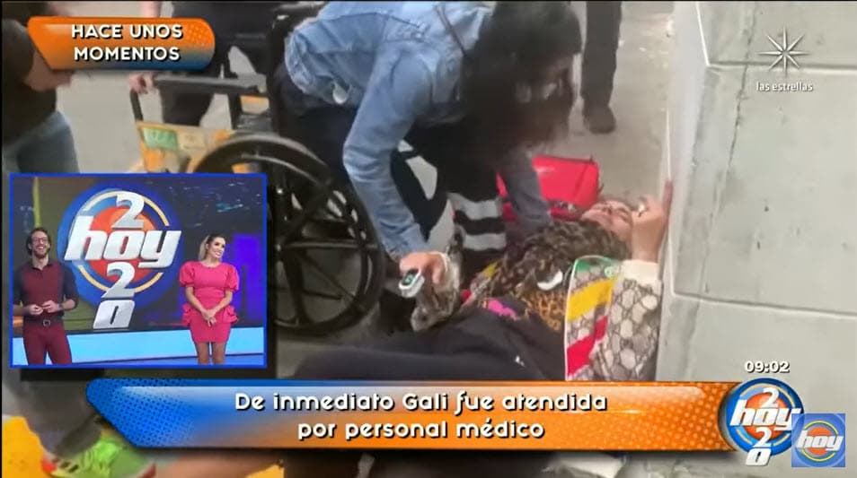 Al estar rodeada por sus compañeros, Galilea Montijo
<b><a href="https://www.univision.com/famosos/galilea-montijo-regreso-a-hoy-admitio-que-se-opero-y-que-sufrio-la-muerte-de-su-cunada-fotos" target="_blank">sufrió un desmayo</a></b> justo cuando estaba a punto de ser trasladada al servicio médico. Tras recuperarse, pudo ser llevada en silla de ruedas.
<br>