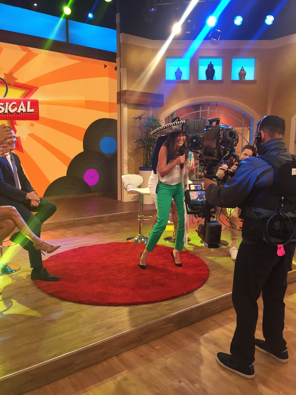 Ana cantó 'La De La Mochila Azul' y hasta traía el atuendo perfecto para interpretarla.