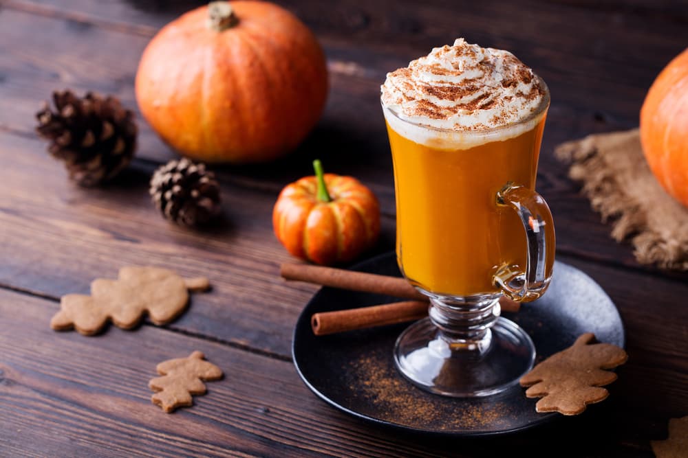 Y por qué no, Leo acabaría con otra bebida de temporada que todos adoran y por la que muchos se pelean en las cafeterías: un 'pumpkin spice' ya sea en latte, frappé o simplemente, calientito.