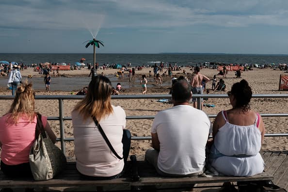 Vete a la playa. No importa que sea Long Beach, Orchard Beach o la playa del Coney Island. El mar es siempre una buena opción para pasar este verano en familia.