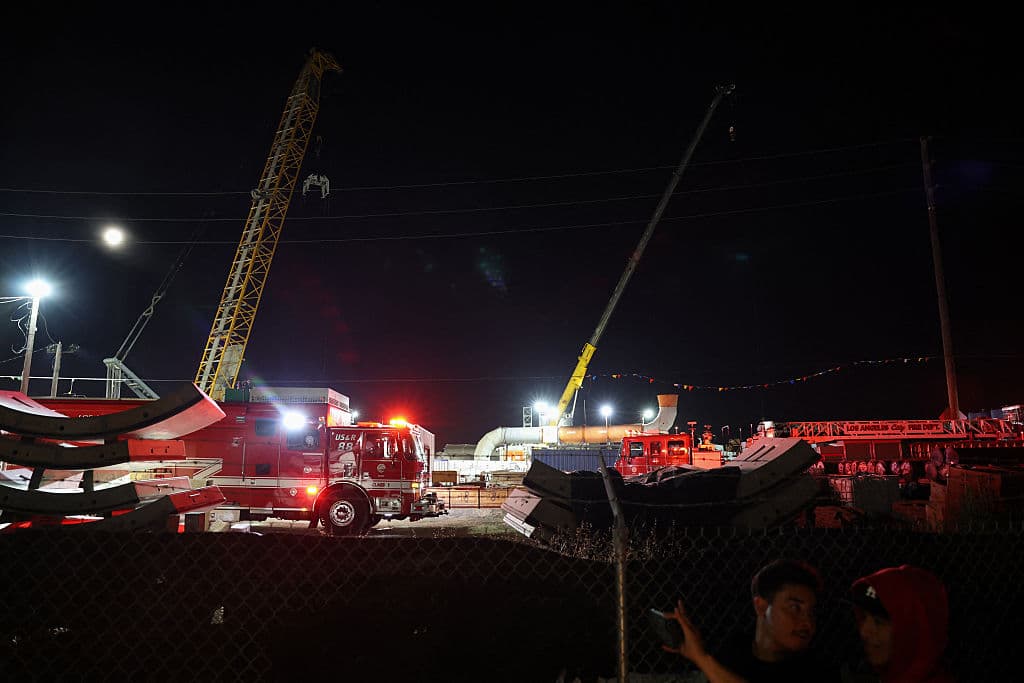 Durante la respuesta a la emergencia se le pidió a
<b> los helicópteros de las estaciones de televisión</b> que guardaran distancia de la intersección de la calle Figueroa con el bulevar Lomita, pues 
<b>el ruido estaba interfiriendo con las comunicaciones del personal de rescate</b>.