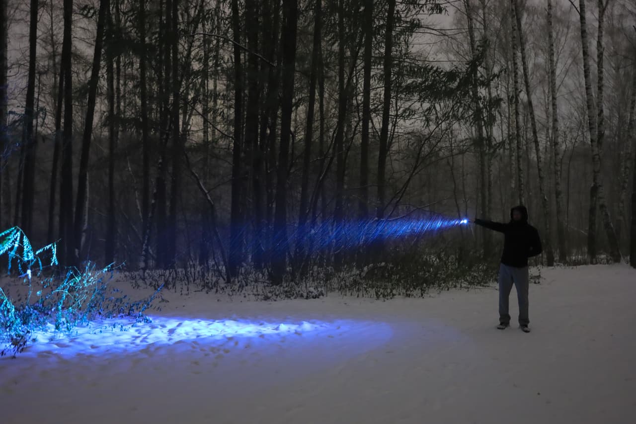 <h3 class="cms-H3-H3"><b>Linternas</b></h3>
<br>
<br>Una linterna podría serte de gran ayuda en caso tu carro se quede estancado en la noche y necesites caminar a algún lugar en busca de asistencia. No dependas de la lámpara que trae tu teléfono, pues en temperaturas bajas las baterías de los teléfonos se agotan más rápido y tampoco sería una buena idea que te quedaras incomunicado.
<br>