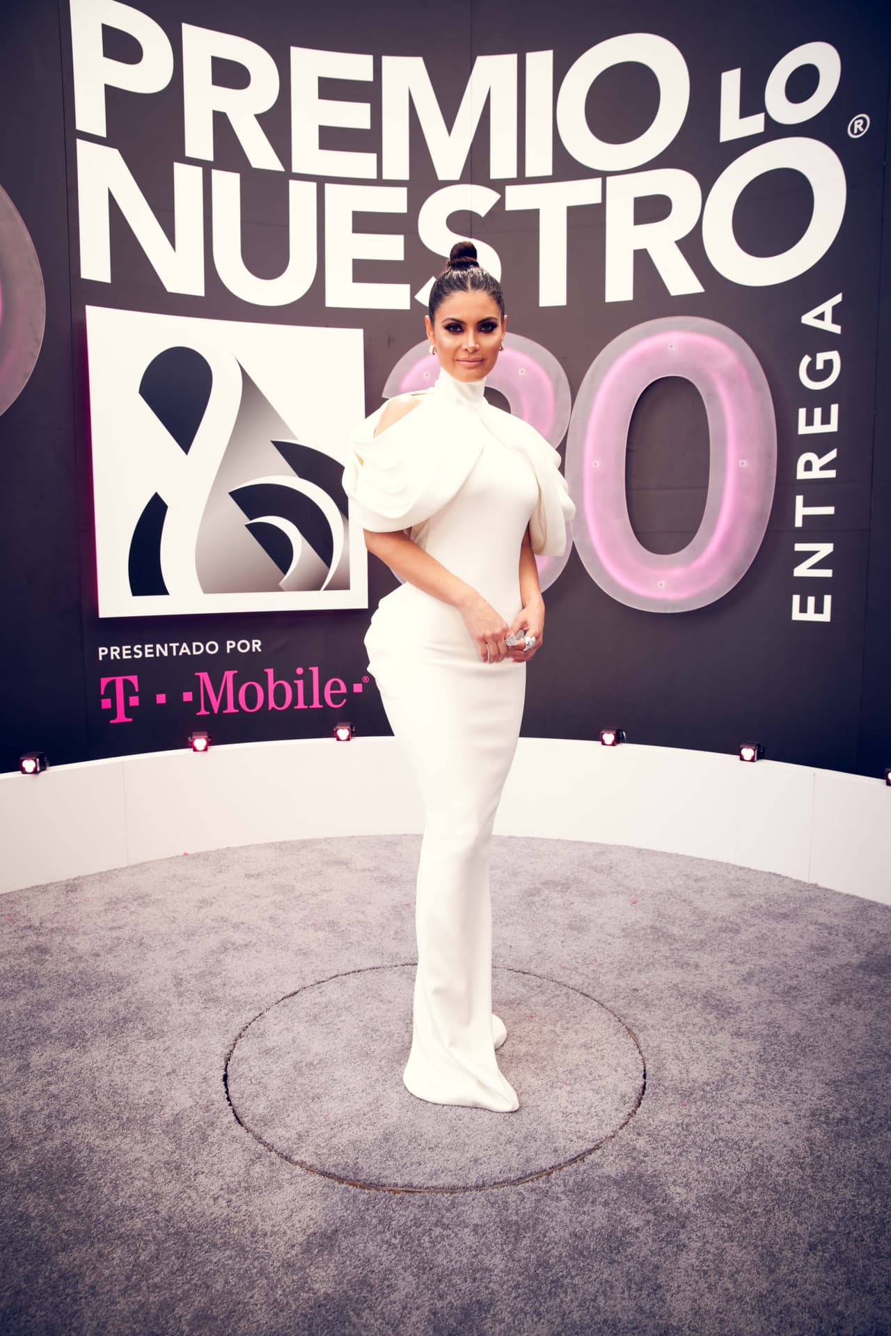 ... que la conductora Chiquinquirá Delgado asistió con un vestido de corte muy parecido, en el mismo color y de la misma diseñadora Melina Harris, creadora de la casa Hamel.