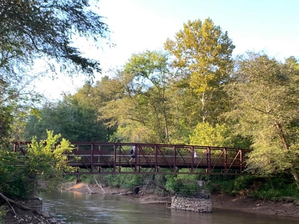 <b>Opción 4</b>. 
<b>Desafíen los mejores senderos</b>. Georgia cuenta con una gran variedad de 
<b><a href="https://www.univision.com/local/atlanta-wuvg/mejores-senderos-georgia-primavera-2022-fotos">rutas llenas de vegetación, cascadas y otras bellezas naturales</a></b> que podrás recorrer junto a tu familia y amigos.