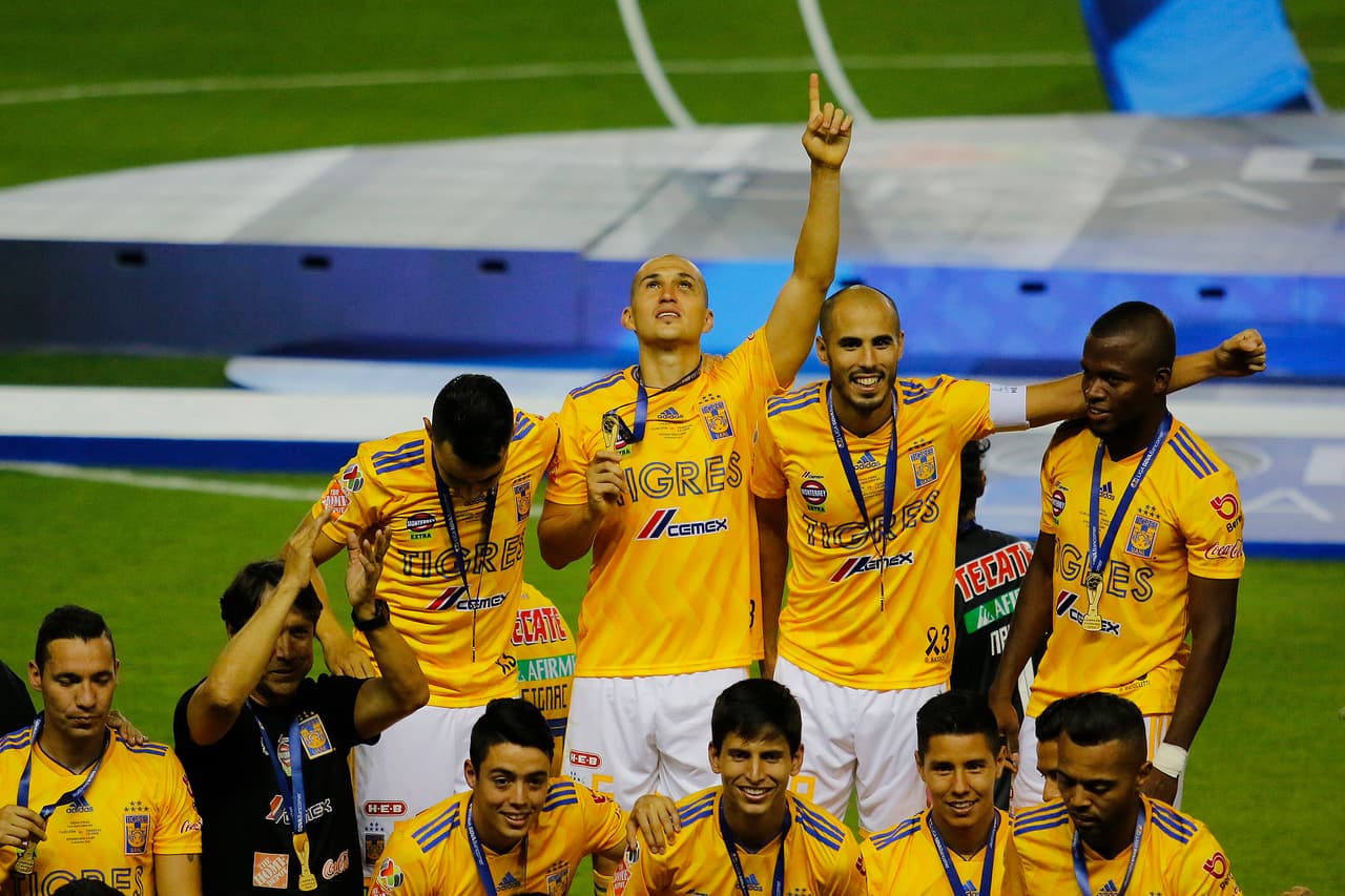 ¡Tigres se proclama Campeón del fútbol mexicano! Los felinos regiomontanos cosecharon su séptimo título de la Liga MX y se cuelan, aunque muchos se sigan negando a aceptarlo, entre los grandes del balompié azteca. Luego de superar en una Final de un solo gol a los Esmeraldas del León, así se dieron los festejos de los Tigres en patio ajeno, imágenes para el recuerdo y que hay que darse un tiempo para echarles un ojo, sobre todo la fiel afición de los felinos regios.
