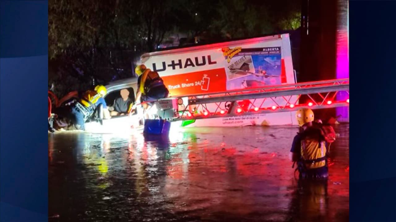 Además, se recuperaron 15 vehículos varados, uno de ellos de un camión de mudanza que quedó atrapado en 16th Avenue y West District Street.