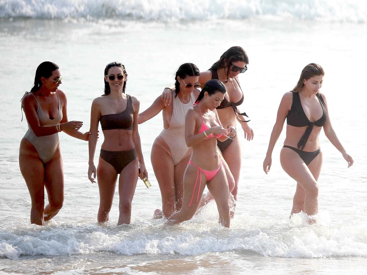 Kim Kardashian pasó el fin de semana del 22 de abril de 2017 en el resort Casa Aramara, en Tulum, México. Allí estuvo en la playa con Stephanie Sheppard, su asistente, mientras tomaba una cerveza. Además, Kourtney Kardashian también estuvo con amigas en el lugar.