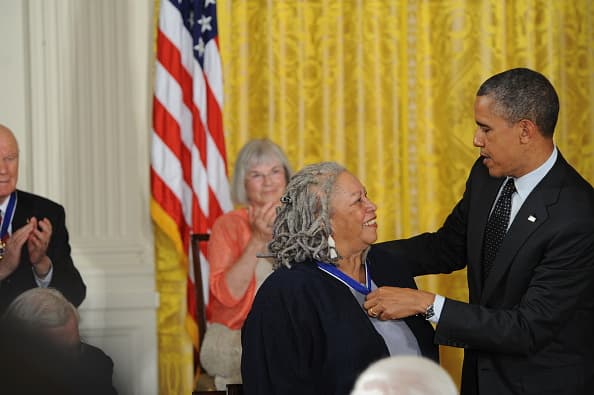 Toni Morrison igualmente
<b>recibió la Medalla Presidencial a la Libertad de manos del exmandatario Barack Obama</b>. Este reconocimiento es considerado el más grande honor civil que entrega el presidente de EEUU.