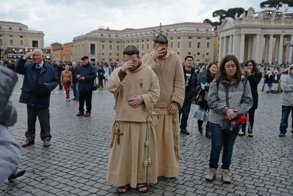 Tras la celebración, los purpurados se retiraron a la residencia de Santa Marta, donde se alojarán durante los días que dure el cónclave y a cuyas habitaciones -sorteadas- entraron a primeras horas de este martes.