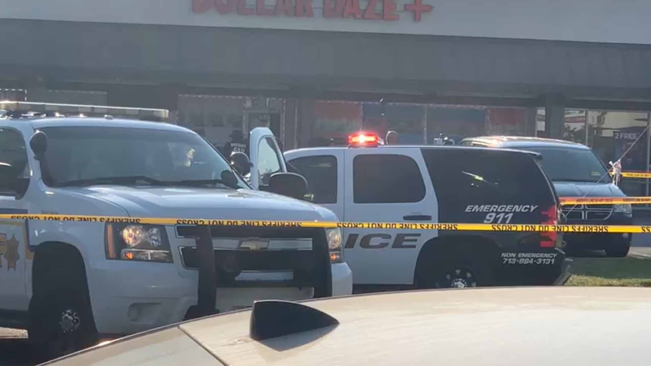 Oficiales de policía disparan contra sospechoso que los amenaza con pistola al noreste de Houston