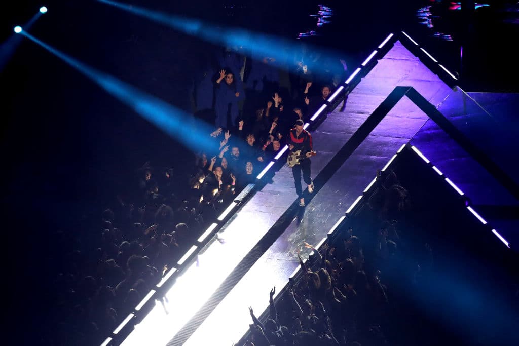 El escenario era una "M" gigante en el terreno del Mercedes-Benz Stadium.