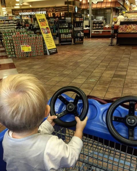 Ir al supermercado es otra de las cosas que más le gustan a William y más si el carrito tiene volante deportivo y puede recorrer pasillo por pasillo.