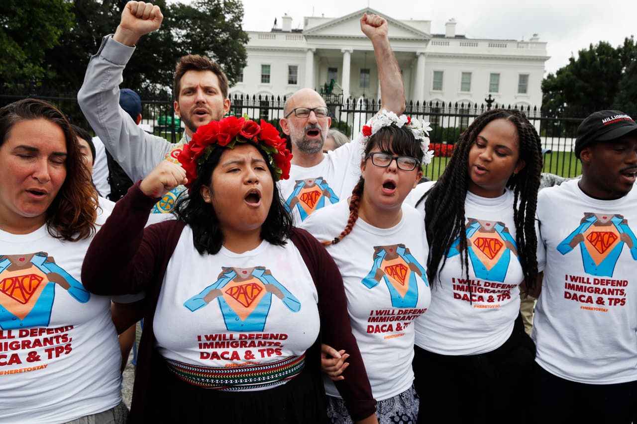 Trump considera pedir más plazo para decidir qué hacer con DACA, el programa que protege a 800,000 dreamers