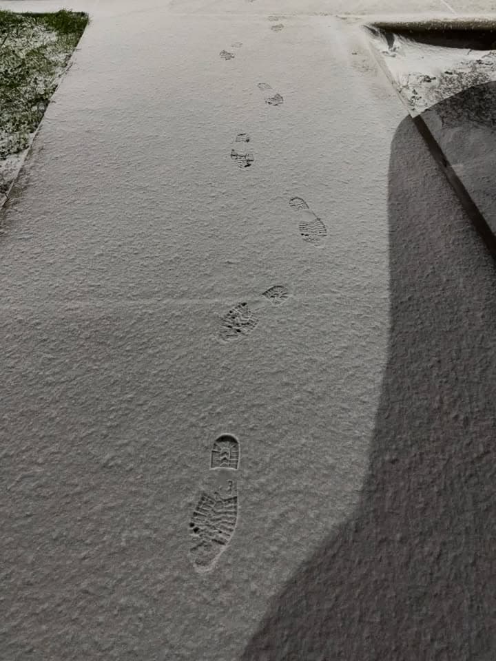 La tormenta invernal trajo una densa capa de nieve que cubrió la ciudad y varias zonas del centro de Texas.
<br>
<br>Usuarios de Univision enviaron las imágenes de cómo vivieron la primer nevada del 2025.