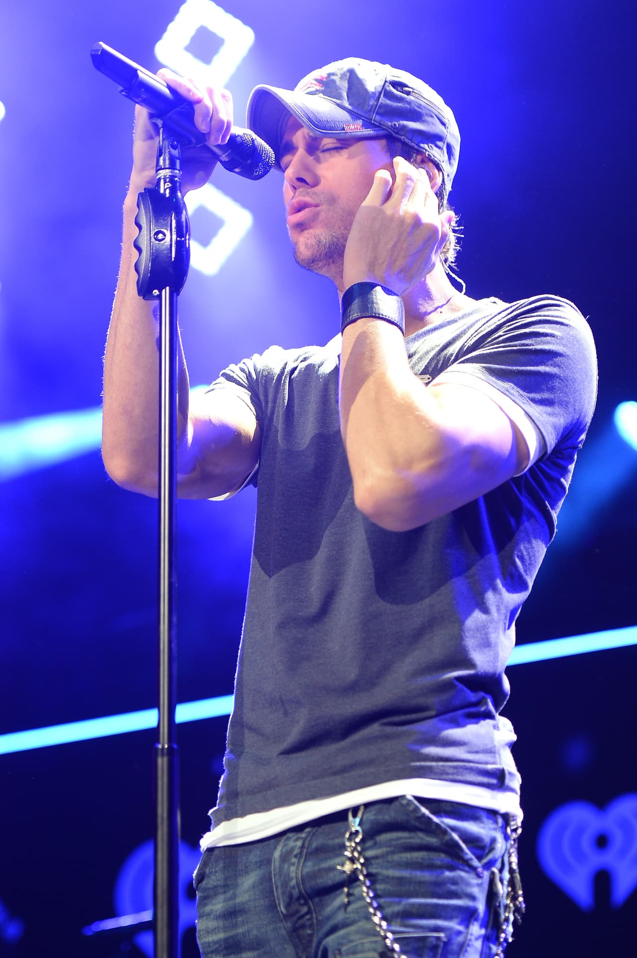 6. La letra de esta canción se inspira en el amor, específicamente en la desilución que alguien vive al conocer realmente a una persona.