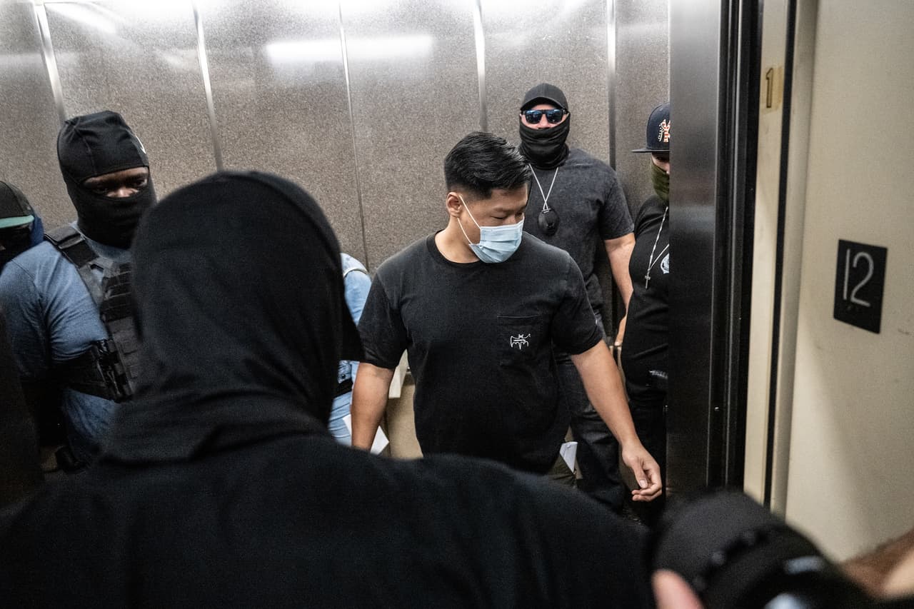 El incidente ocurrió la tarde de este martes cuando al parecer los oficiales de migración enmascarados
<b>seguían al elevador a una mujer que salía de la corte.</b>