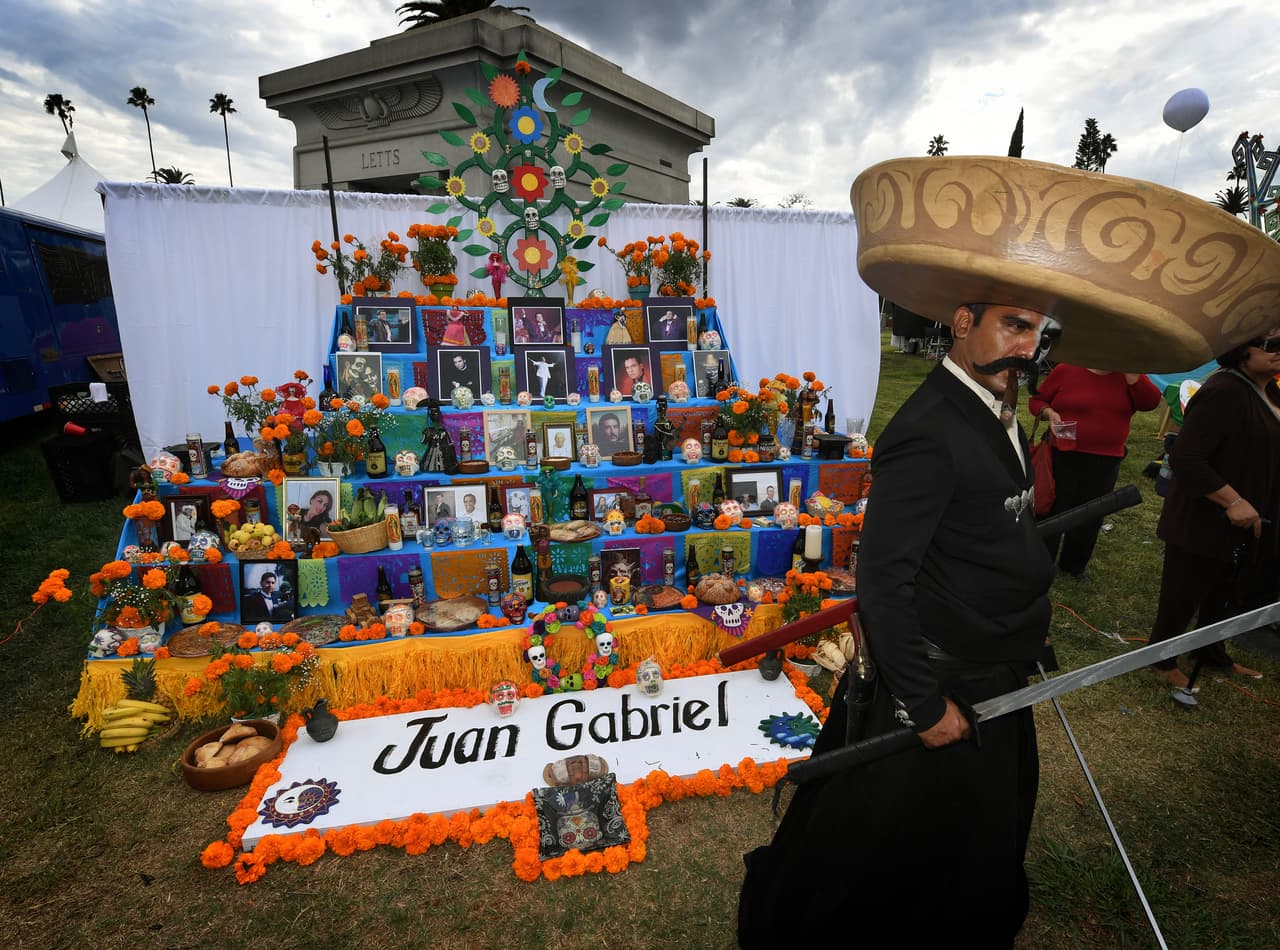 Altares y catrinas resaltaron la tradición mexicana Día de Muertos en Hollywood