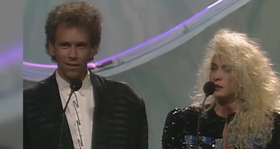 La veracruzana hizo historia en la premiación y fue de las primeras en presentar una categoría en el evento inaugural. Además recibió el reconocimiento a Disco del Año por su álbum 'Qué te pasa' de manos de Gloria Estefan.