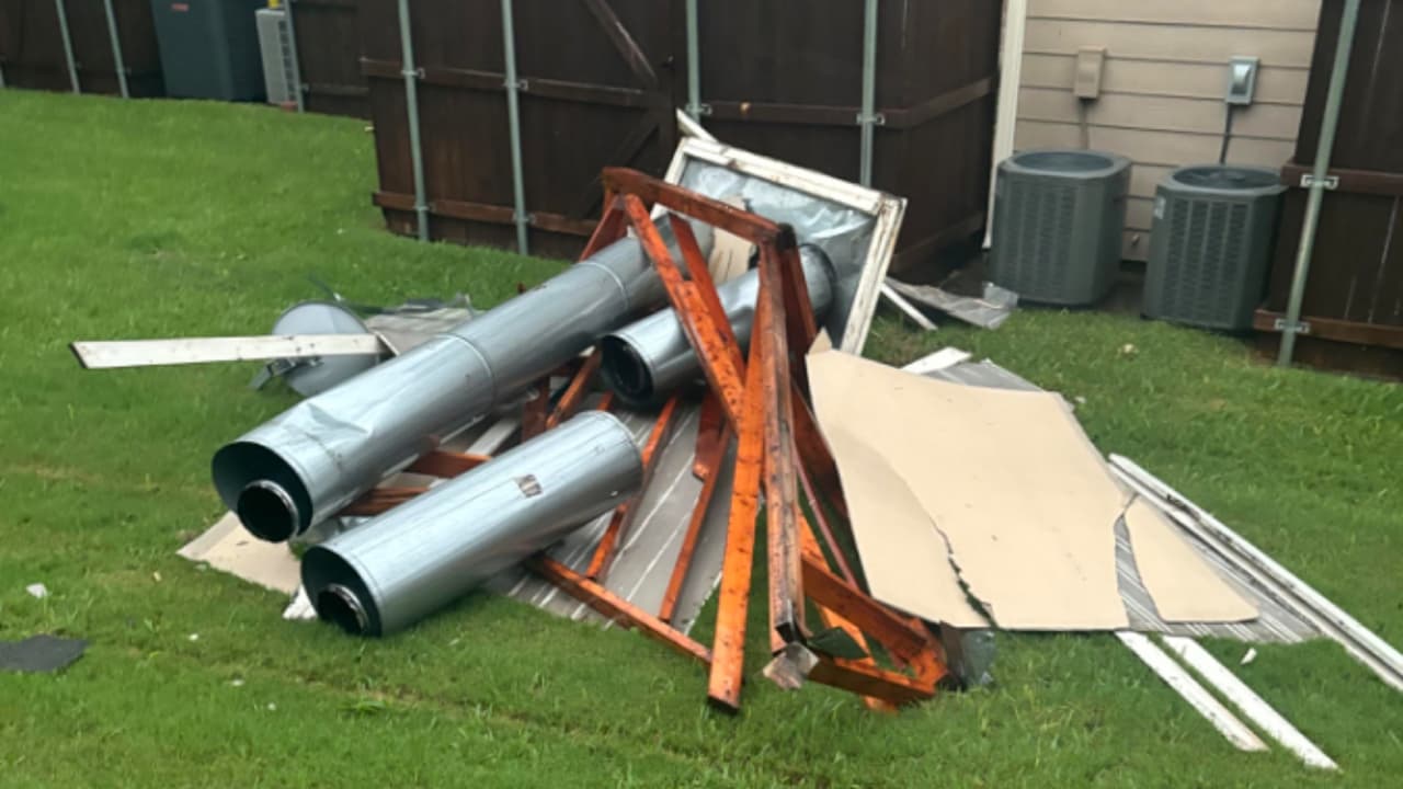 Los daños alcanzan a algunas viviendas en el centro de Dallas, con 
<b>portones inservibles u otras afectaciones, como la rotura y caída de chimeneas</b>, además de los cortes en la energía eléctrica.