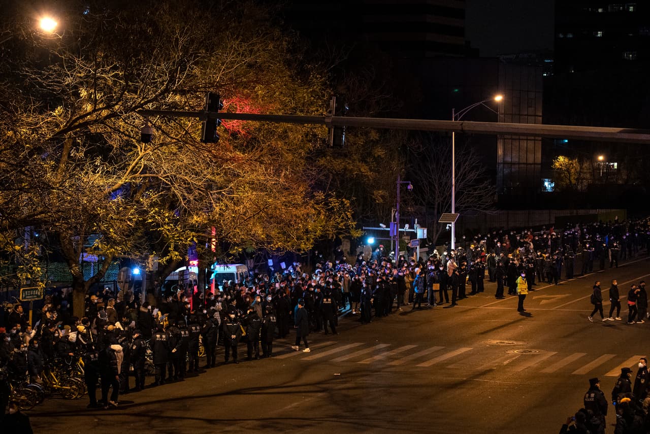 El ambiente de la protesta animó a la gente a hablar de temas considerados tabú, como la represión de las protestas a favor de la democracia en la Plaza de 
<a href="https://www.univision.com/noticias/noticias-del-mundo/para-los-jovenes-chinos-tiananmen-es-cosa-del-pasado">Tiananmén</a> en 1989, dijo un manifestante anónimo a la AP.
<br>