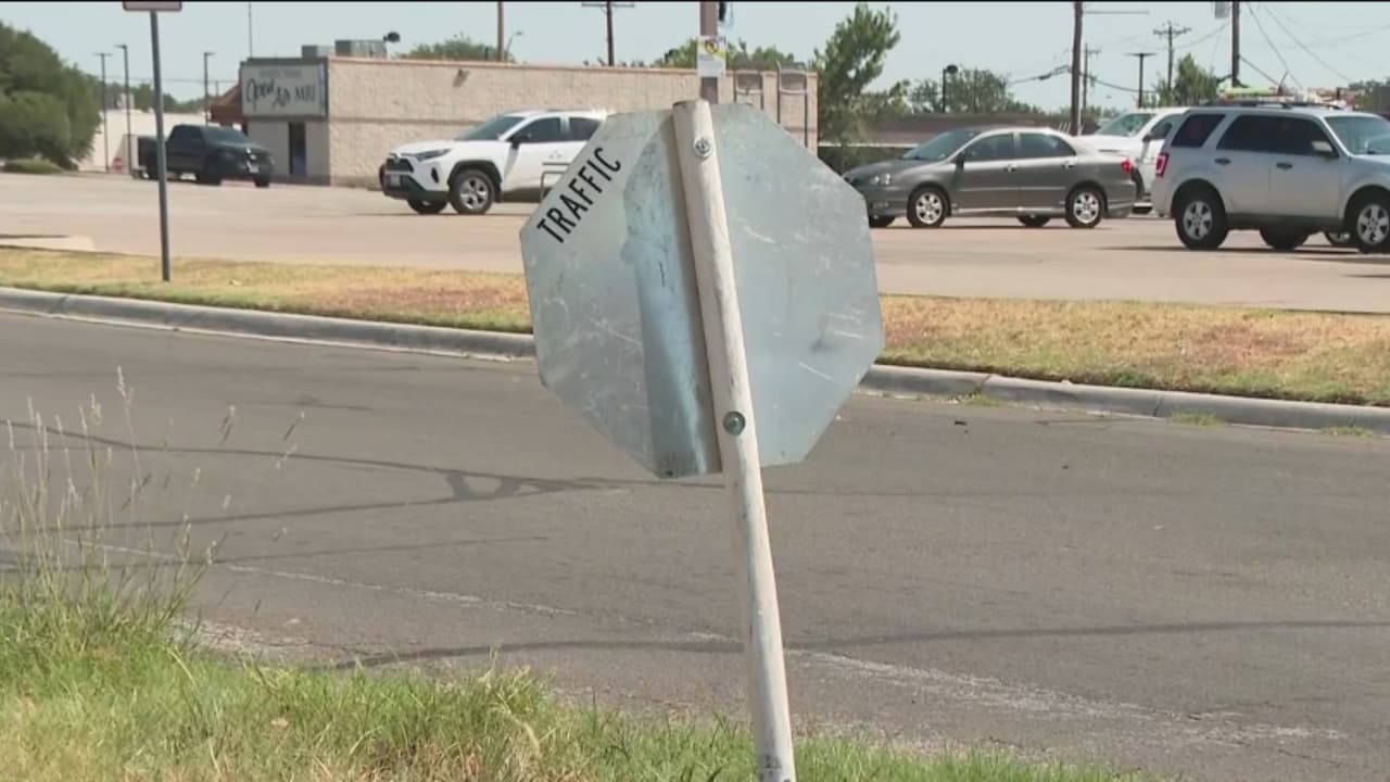 Un hombre muere tras chocar su auto contra un basurero en Arlington: esto se sabe