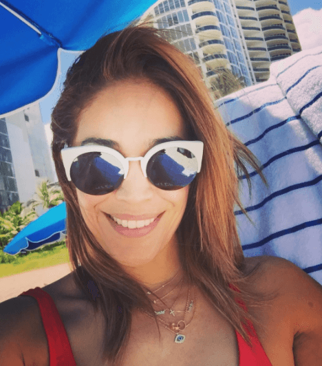 Para lucir "muy cool", como dice ella, puedes usar este tipo, que además te ayudará a proteger tus ojos en un día de playa.