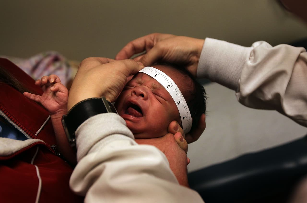 Tres de cada cuatro bebés cuya madre tuvo zika durante el embarazo en Estados Unidos no fueron examinados con un encefalograma al nacer, y uno de cada tres tampoco recibió otro tipo de análisis para detectar posibles defectos neurológicos. Las alarmantes estadísticas provienen del más reciente reporte de los Centros para el Control y Prevención de Enfermedades (CDC), basado en data recopilada entre el 15 de enero y el 27 de diciembre de 2016.