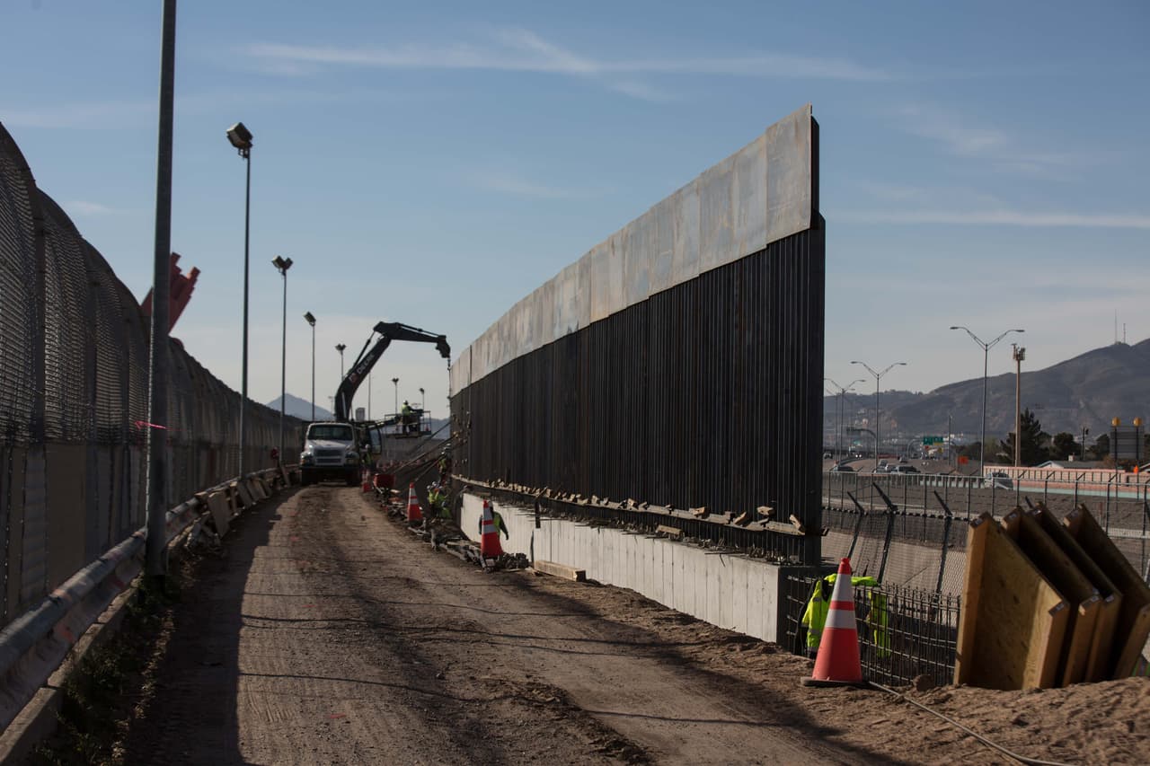 Un tramo del muro fronterizo en el sector El Paso es levantado para sustituir el anterior, que se ve justo enfrente, y que fue instalado hace más de 10 años.