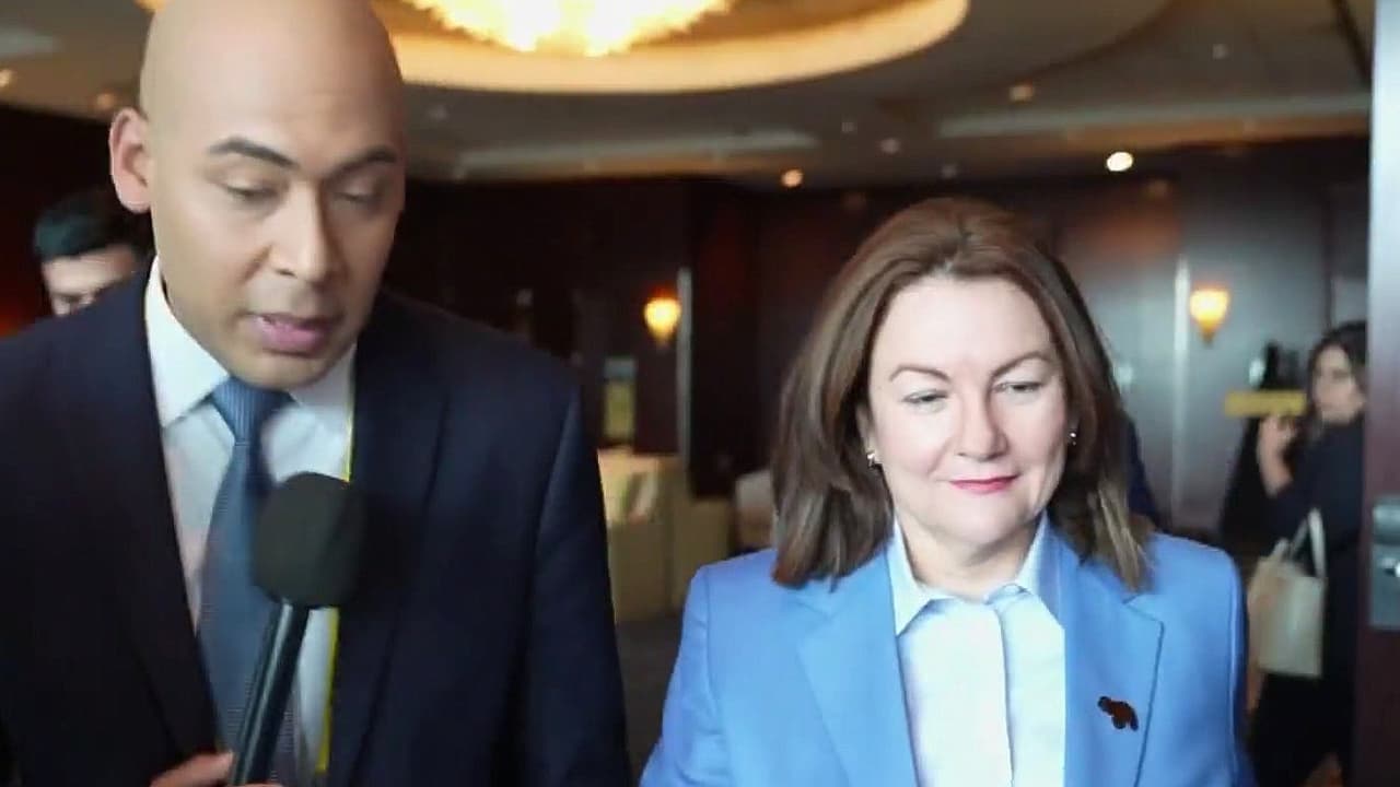 Paula Henao: Ministra de hidrocarburos de Venezuela evade a reportero de N+Univision ante preguntas relación con EEUU