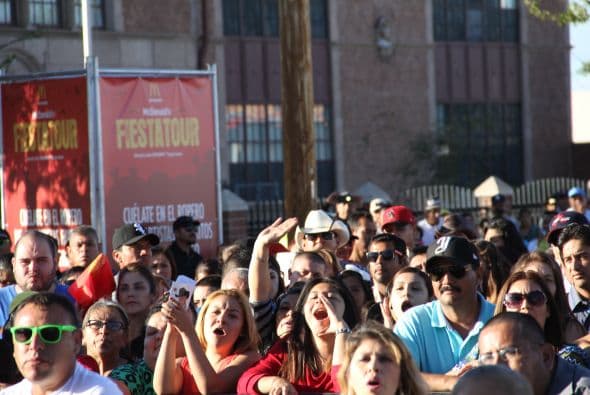 “ Los Canarios de Michoacán” pusieron a bailar a cientos de Arizoneneses en los Latin Grammy Street Parties en Phoenix, quienes no pudieron resistirse al carismático grupo de música regional mexicana, su sonido único del arpa y a sus conocidos sencillos. 
